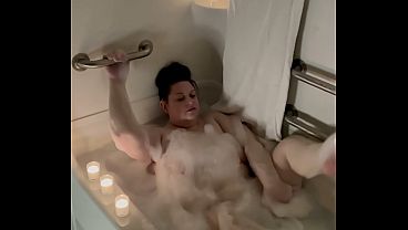 Banho relaxante com massagem sensual e muito tesão