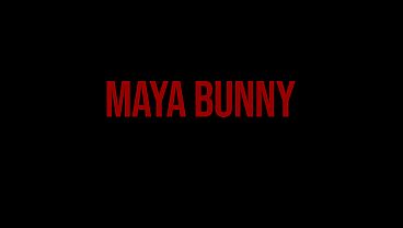 Maya Bunny gemendo e se contorcendo de prazer