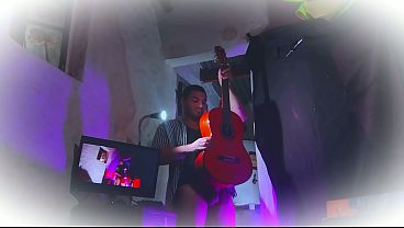 Médica Do Cossplay Antigo Se Esfrega Na Guitarra
