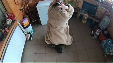Mulher De Vestido Dourado Faz Boquete Profundo E Pega Com Cachorro
