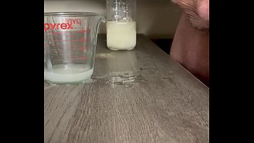 Negão Grande Guarda Um Litro De Gozada Para Gozar