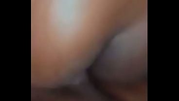 Novinha peluda leva pau no rabo com doggy delicioso