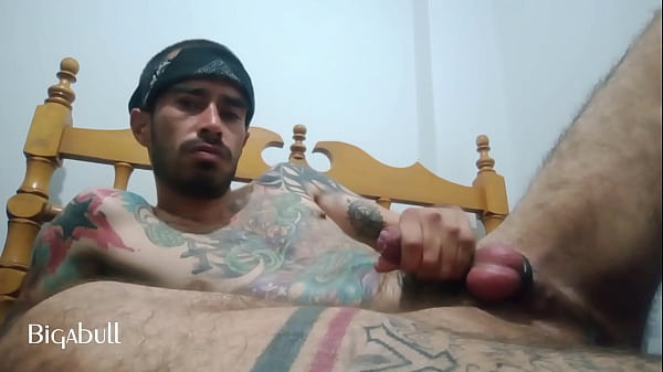 Pau Enorme Tatuado Fica Duro Até O Limite Com Penetração Profunda