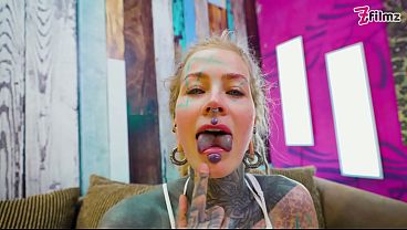 Rainha do anal em lingerie branca se masturba forte com tatuagens e saltos