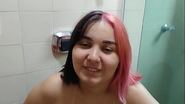 Sou Uma Grávida Novinha Que Adora Se Exibir Mijando