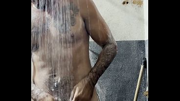 Tomando Banho Sozinha E Bem Molhada Com Água Quente E Relaxante