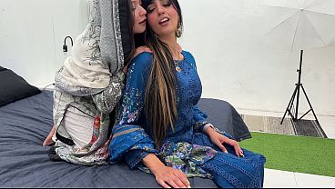 Trio Incrível Com Duas Árabes De Peitos Grandes E Buceta Apertada