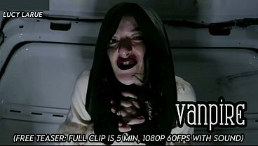 Vampira Gordinha Morde Pescoço De Vítima No Escuro