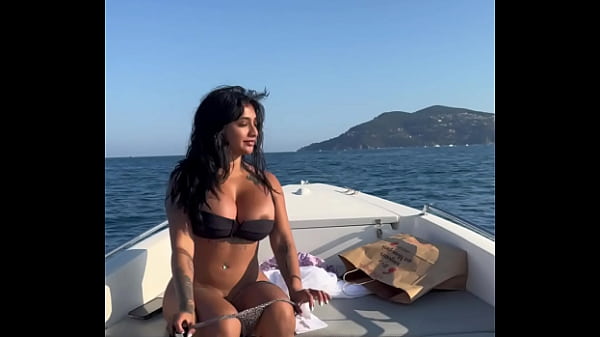 Yasmina Khan Leva Pau Grande No Centro Do Mar E Goza Na Bunda